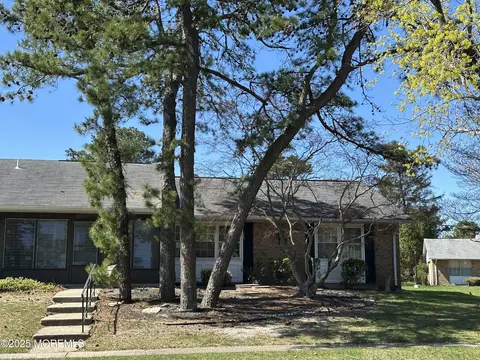 22 Buckingham Dr # B, Manchester, NJ 08759