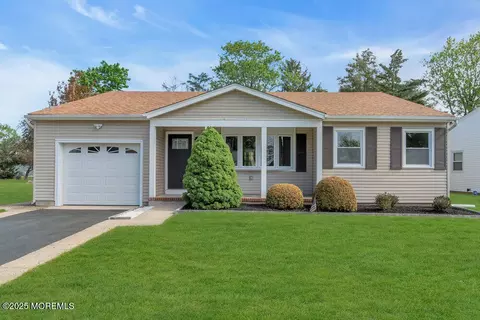 10 Norfolk Dr, Toms River, NJ 08757