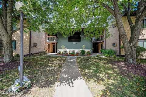 236 Medford Ct #G, Manalapan, NJ 07726