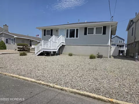 9 Neptune Rd, Toms River, NJ 08753