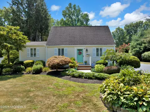 67 Swartzel Dr, Middletown, NJ 07748