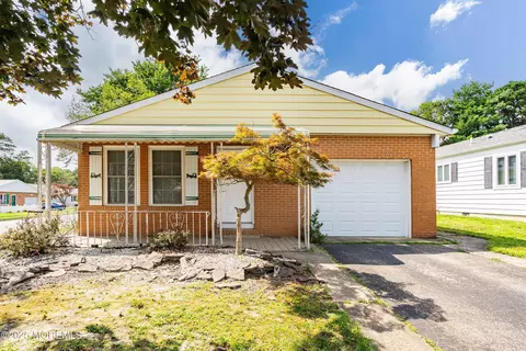 65 Innsbruck Dr, Toms River, NJ 08757