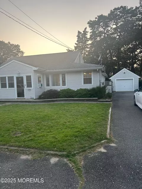 208 Halliard Ave, Beachwood, NJ 08722