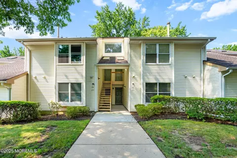 215 Ravenswood Rd, Englishtown, NJ 07726