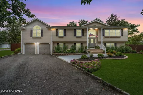 61 Lynn Dr, Toms River, NJ 08753