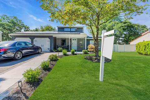 41 Sweetbriar Trl, Howell, NJ 07731
