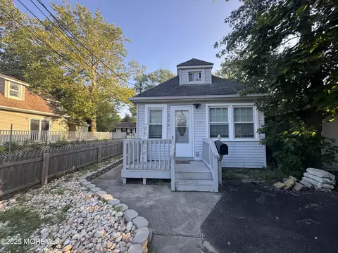 120 Crescent St, Keansburg, NJ 07734