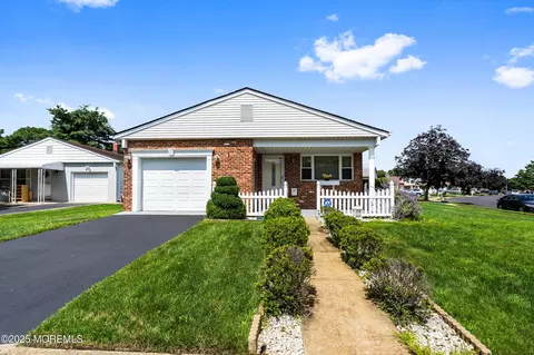 1 Lagos Ct, Toms River, NJ 08757