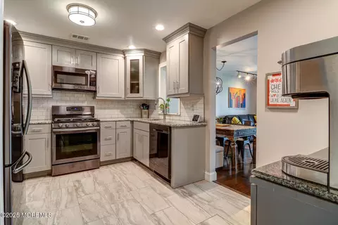 19 Tulip Ln, Freehold, NJ 07728