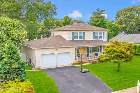 88 Circle Dr, Toms River, NJ 08753