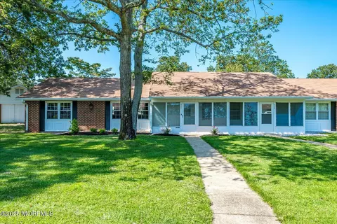 935 Thornhill Ct # A, Lakewood, NJ 08701