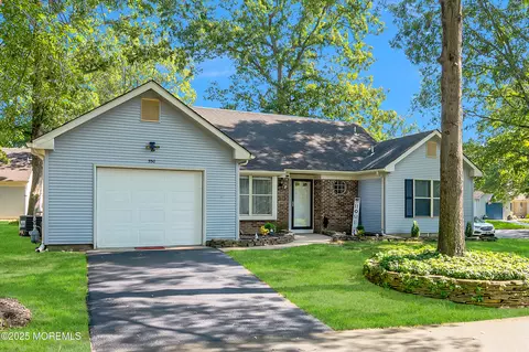 550 Petunia Ln N, Whiting, NJ 08759