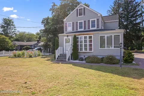 125 Main St, Helmetta, NJ 08828