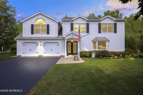 32 Devon Dr, Manalapan, NJ 07726