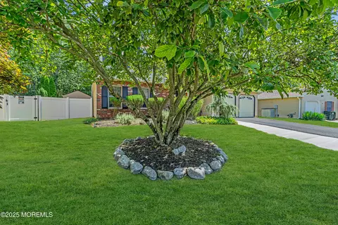 19 Timberline Dr, Howell, NJ 07731