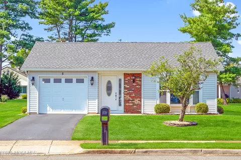 5 Berkshire Ct, Brick, NJ 08724