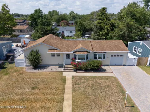948 Hazelwood Rd, Toms River, NJ 08753