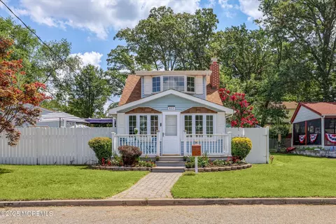 823 Lakeshore Dr, Cliffwood Beach, NJ 07735