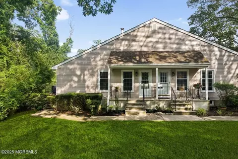 5 Hickory Ct #B, Brielle, NJ 08730
