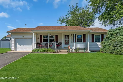 27 Carver St, Bayville, NJ 08721