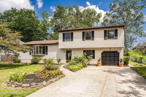 13 Grouse Dr, Bayville, NJ 08721
