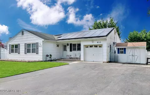 933 Lawrence Ave, Toms River, NJ 08757