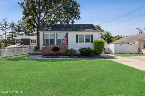 80 Saint Peters Pl, Keyport, NJ 07735