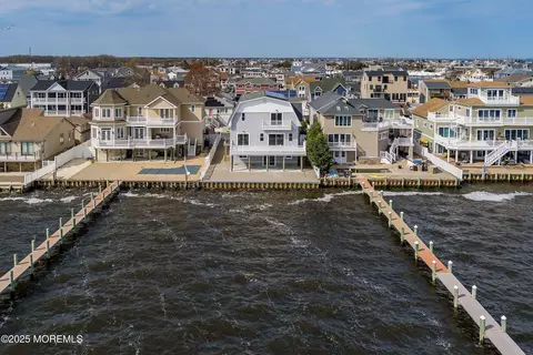 51 Bay Shore Dr, Toms River, NJ 08753
