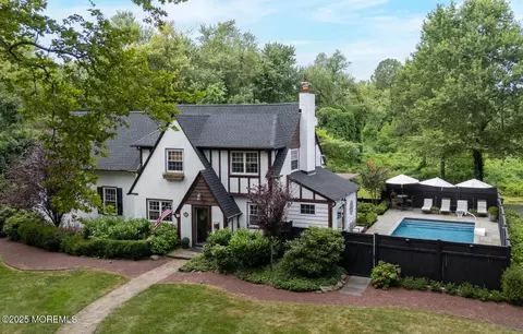 21 Buttonwood Dr, Shrewsbury, NJ 07702