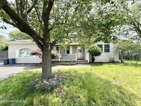 2 Gull Ct, Forked River, NJ 08731