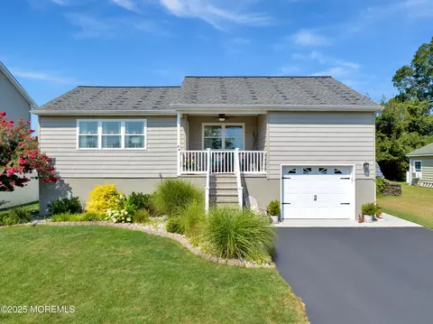84 Holly Hill Dr, Toms River, NJ 08753
