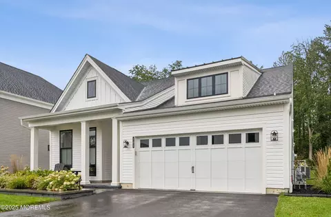 102 Grandview Cir, Farmingdale, NJ 07727