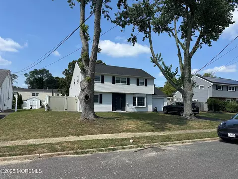 18 Branch Rd, Oakhurst, NJ 07755