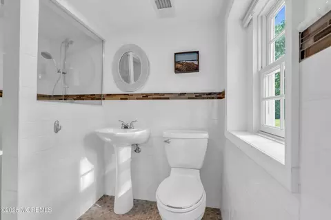 Bath - 16 Heathcliff Rd, Rumson, NJ 07760 photo 5 of 6