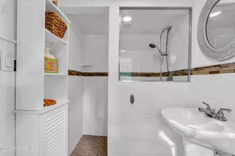 Bath - 16 Heathcliff Rd, Rumson, NJ 07760 photo 6 of 6