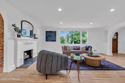 Living - 16 Heathcliff Rd, Rumson, NJ 07760 photo 2 of 4