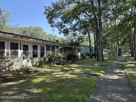 142 Farrington Ct # B, Lakewood, NJ 08701