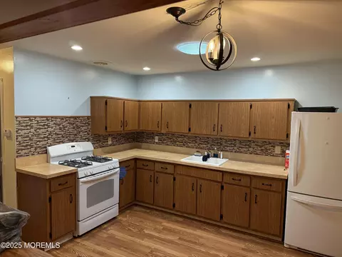 6 Chestnut St # B, Toms River, NJ 08757