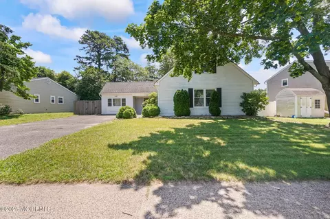 4 Winsted Dr, Howell, NJ 07731