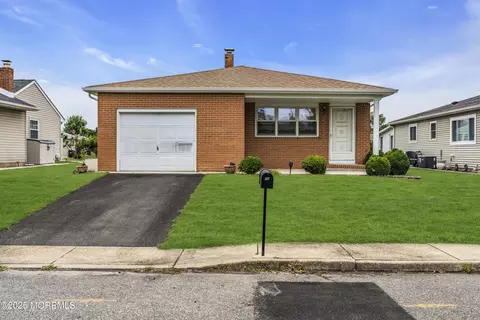 10 Spanish Wells St, Toms River, NJ 08757