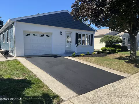 8 Doral Dr, Toms River, NJ 08757