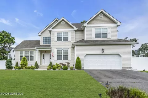 4 Noble Ct, Jackson, NJ 08527