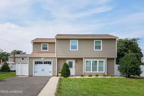 4 Meadow Ct, Hazlet, NJ 07730