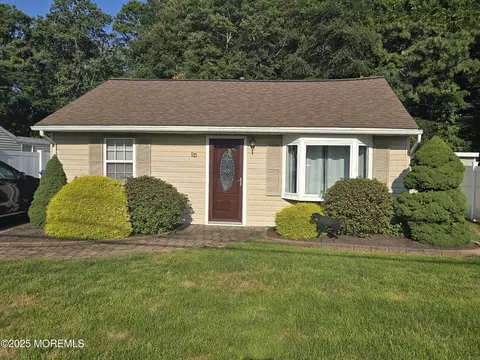 533 Holly Village Ln, Toms River, NJ 08753