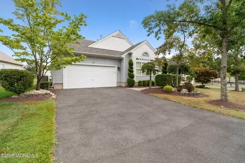 11 Narrowbrook Ct, Manalapan, NJ 07726