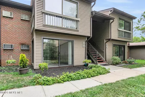 31 Hancock Ct, Red Bank, NJ 07701