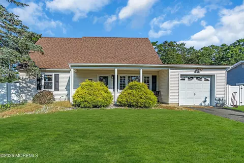 130 Shasta Ln, Toms River, NJ 08753