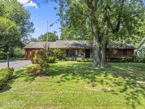 8 Greenwood Pl, Middletown, NJ 07748