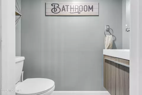 Bath - 31 Forge Ct, Jackson, NJ 08527 photo 2 of 4