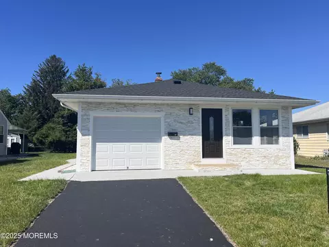 13 Saint Martin Pl, Toms River, NJ 08757